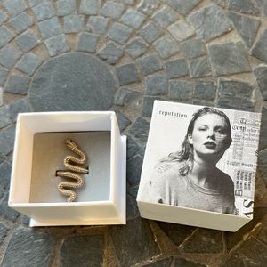 Taylor Swift gold snake ring